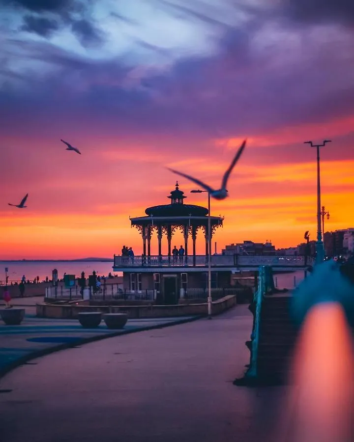 Seafront Sanctuary Beautiful Art Deco Apartment With Stunning City & Sea Views Brighton