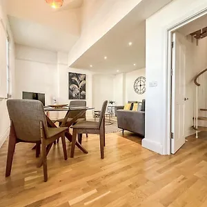 Newly Refurbished Luxury 3 Bedroom Apartment London