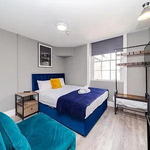 Beachfront Studio I Sleep 2 I King-size Bed I Smart Tv I Ms7 Apartment