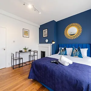 Super Central Studio I Next To Beach & Shopping Centre I King Size Bed I Sleep 3 Apartment