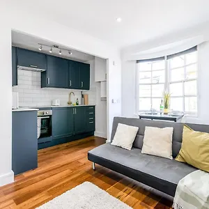 Modern One Bedroom In Apartment